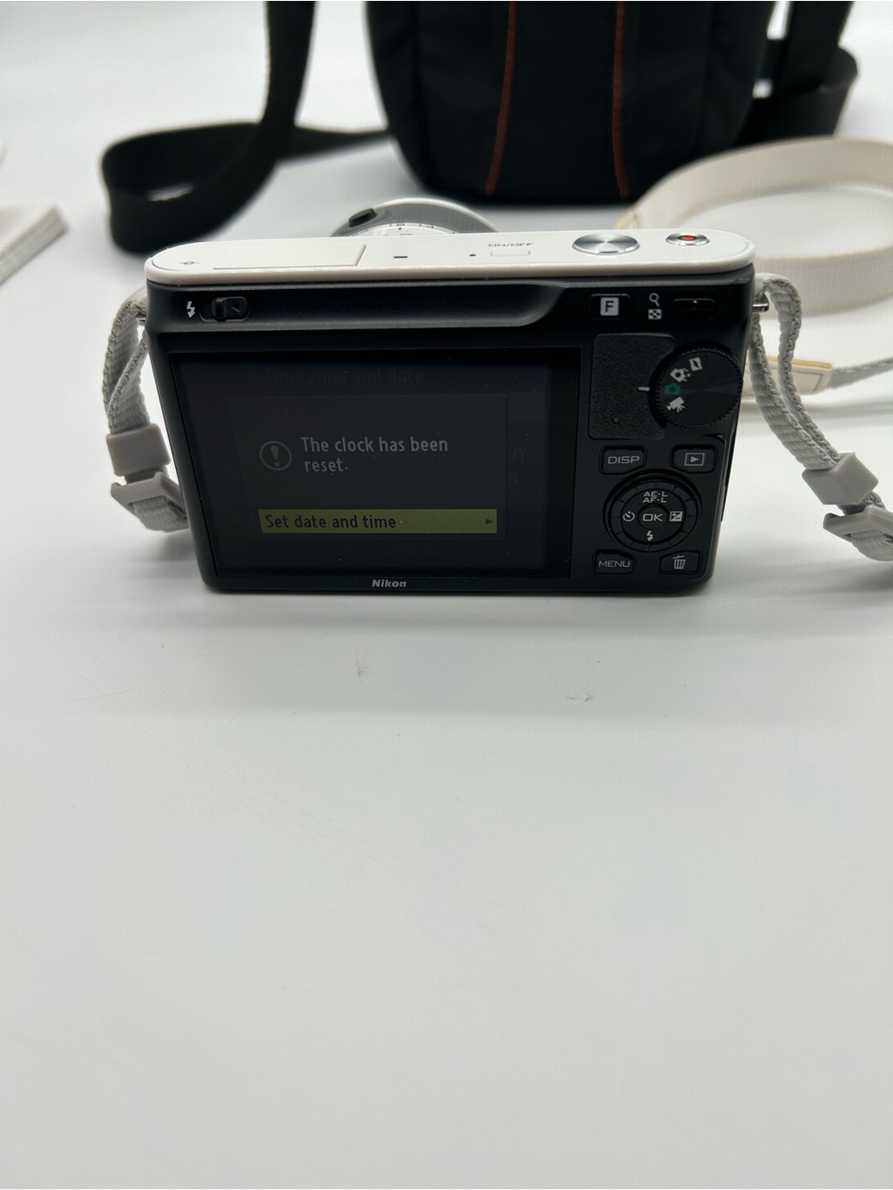 Nikon White J1 Mirrorless Camera with 10-30mm Lens - Picture 7 of 12